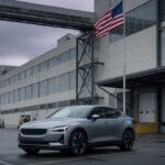 Veículo elétrico Polestar estacionado em frente a fábrica automotiva nos Estados Unidos