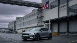 Veículo elétrico Polestar estacionado em frente a fábrica automotiva nos Estados Unidos