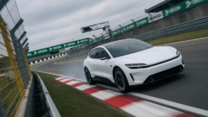 Xiaomi YU7 GT autônomo em alta velocidade em circuito de corrida alemão sem motorista ao volante