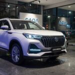 Caoa Changan CS75 SUV em destaque em showroom de concessionária brasileira com iluminação profissional