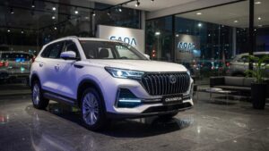 Caoa Changan CS75 SUV em destaque em showroom de concessionária brasileira com iluminação profissional