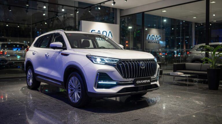 Caoa Changan CS75 SUV em destaque em showroom de concessionária brasileira com iluminação profissional