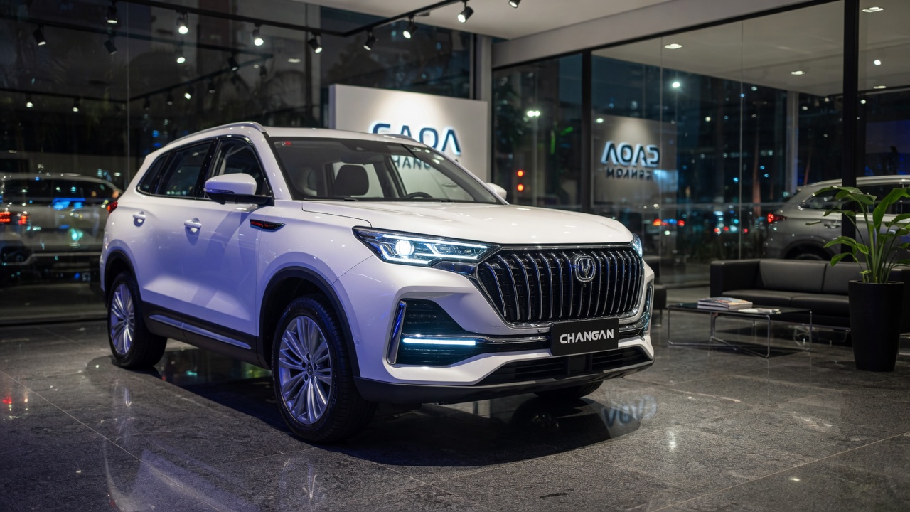 Caoa Changan CS75 SUV em destaque em showroom de concessionária brasileira com iluminação profissional