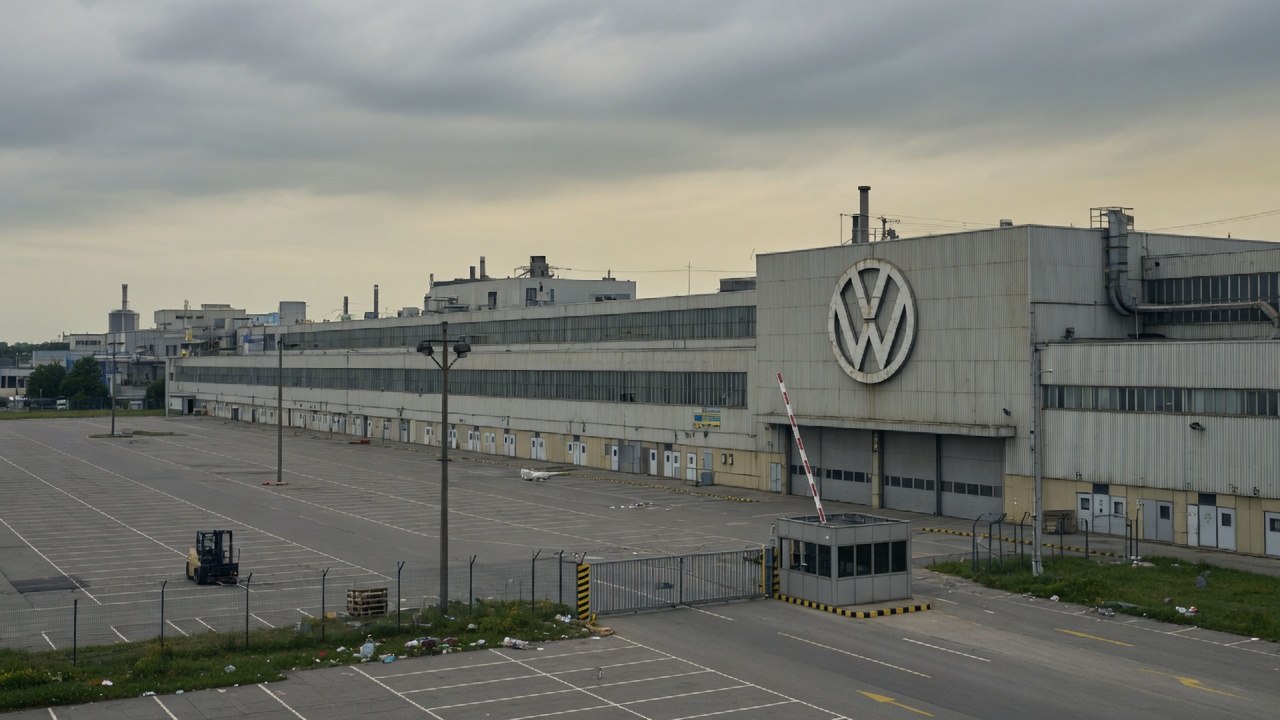 Fábrica da Volkswagen com portões fechados e estacionamento vazio, simbolizando possíveis cortes de empregos e fechamento de plantas industriais
