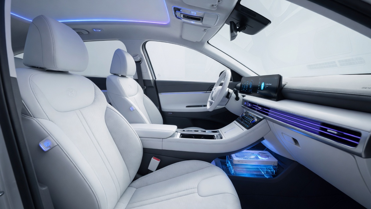 Interior de cabine de Hyundai com tecnologia de purificação de ar e eliminação de bactérias, iluminada por luz azul UV-C