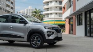 Novo Renault Kwid com design moderno inspirado na versão elétrica estacionado em ambiente urbano contemporâneo