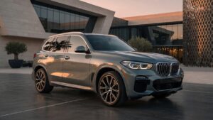 BMW X5 SUV moderno em cinza metálico com design renovado em ambiente urbano contemporâneo