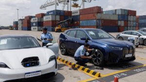 Carros elétricos e híbridos importados sendo inspecionados em porto alfandegário brasileiro