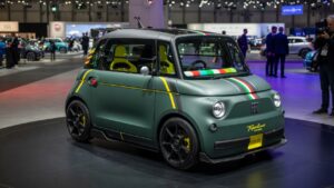 Fiat Topolino elétrico em versão esportiva exibido em estande automotivo profissional