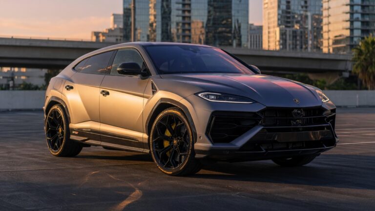 Lamborghini Urus SE Performante em ângulo frontal três quartos, destacando design agressivo e suspensão esportiva rebaixada