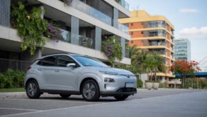 Hyundai Ioniq 3 compacto elétrico estacionado em ambiente urbano moderno