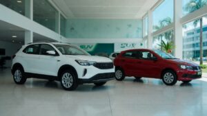 SUV compacto e hatchback lado a lado em concessionária moderna, representando a mudança no mercado automotivo brasileiro