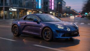 Alpine A110 elétrico em azul metálico fotografado em ângulo dinâmico, destacando design esportivo de motor central