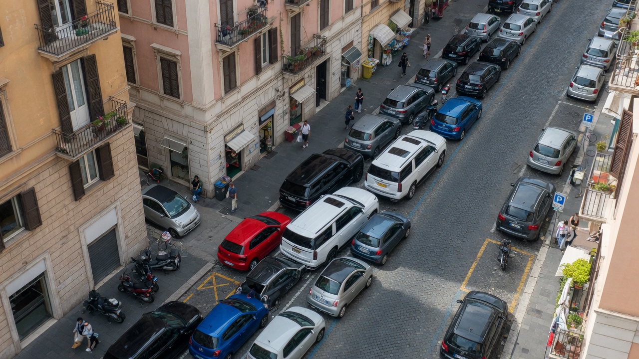 Grandes SUVs estacionados em rua estreita europeia demonstrando questões de espaço urbano e diferença de tamanho entre veículos