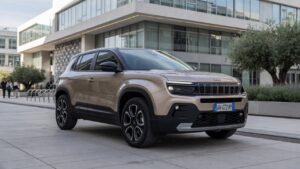 Jeep Avenger híbrido em ambiente urbano moderno, vista frontal em três quartos