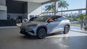 BYD Sealion 7 SUV elétrico em concessionária brasileira, representando o lançamento do veículo no mercado automotivo nacional