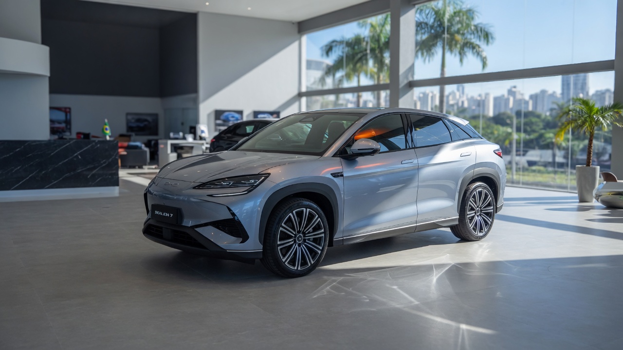 BYD Sealion 7 SUV elétrico em concessionária brasileira, representando o lançamento do veículo no mercado automotivo nacional
