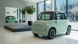 Fiat Topolino elétrico em concessionária moderna, veículo compacto elétrico em destaque