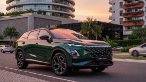 Omoda 7 SUV híbrido em ambiente urbano brasileiro com iluminação dourada destacando seu design diferenciado e personalidade marcante