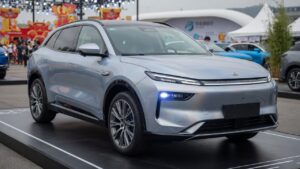 Leapmotor B10 REEV SUV em exposição durante festival automotivo, destacando design moderno e linhas elegantes do veículo elétrico chinês