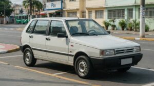 Fiat Uno Mille 1.0 clássico estacionado em rua urbana brasileira, ângulo frontal três quartos