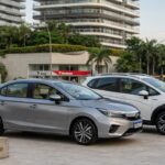 Honda City sedan e WR-V SUV lado a lado em cenário urbano brasileiro, representando os novos modelos com motor híbrido flex