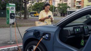 Volvo EX30 elétrico conectado em estação de carregamento com bateria limitada a 70% de capacidade