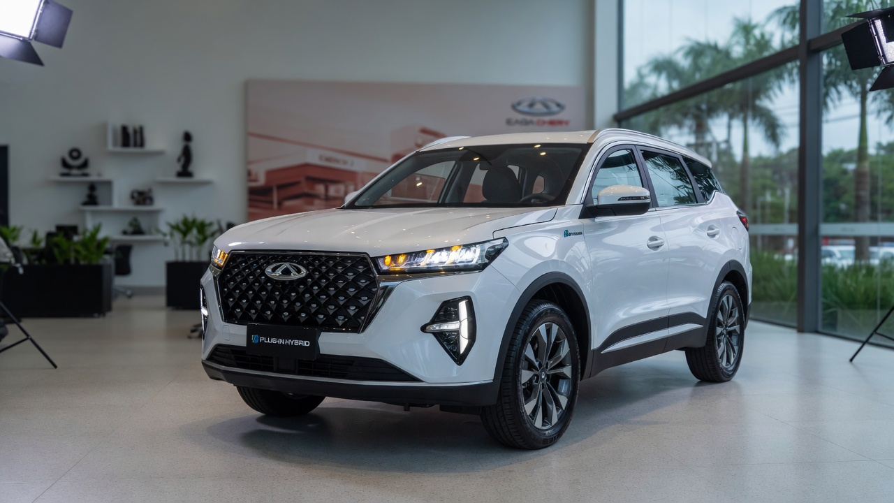 Caoa Chery Tiggo 7 2027 híbrido plug-in branco em showroom moderno, destacando design frontal e acabamento premium do SUV